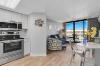 Küche&#47;Küchenzeile in der Unterkunft Captivating Coastal Charm - Oceanview Suite! PG 504