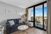 Ein Sitzbereich in der Unterkunft Captivating Coastal Charm - Oceanview Suite! PG 504