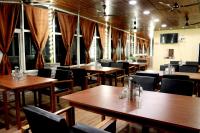 Un restaurant u otro lugar para comer en Golden View Hotel