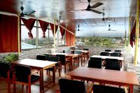 Un restaurant u otro lugar para comer en Golden View Hotel