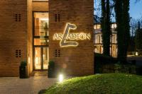 un edificio con un signo de adoración de arte en él en Arcadeon, en Hagen