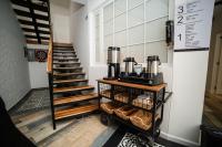 ein Café mit einer Treppe in einem Raum in der Unterkunft Hotel Boutique San Luis Mongui in Monguí