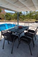 Bazén v ubytovaní Family friendly apartments with a swimming pool Vinisce, Trogir - 12676 alebo v jeho blízkosti