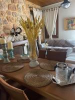 Posedenie v ubytovaní Bella's Rustic Suites