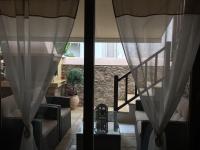 Posedenie v ubytovaní Bella's Rustic Suites