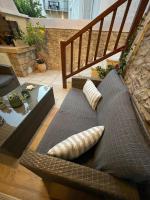 Posedenie v ubytovaní Bella's Rustic Suites
