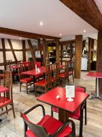 un ristorante con tavoli e sedie rossi di Am Dàntzwaj a Lembach