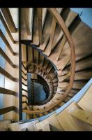una escalera de caracol de madera en un edificio en Bemma City Rooms, en Wroclaw