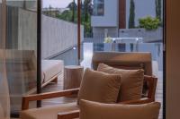Posezení v ubytování Greenvale Park Villas by Coastalbliss