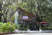 ein Gebäude mit einem Regenschirm davor in der Unterkunft Neelam Foresteria Resort in Pachmarhi