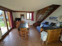 Część wypoczynkowa w obiekcie Chalet 6-8 couchages à la Joue du Loup