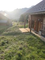 Widok na góry z tego domu w stylu alpejskim