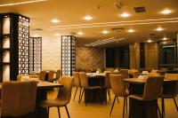 クウェートにあるプラザ アセニー ホテルの部屋にテーブルと椅子があるレストラン