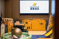 Xiamen Zhongshan Road Pedestrian Street Qulistar Hotelにあるテレビまたはエンターテインメントセンター