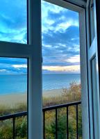 una ventana con vistas al océano desde la playa en Hotel Lival, en Gdansk