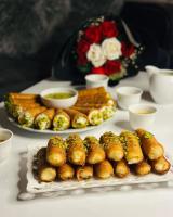 瓦迪拉姆ARIANA lUXURY BUBBLE CAMB的桌子上有两盘食物