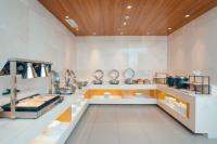 上海城市沙滩轩逸酒店 في Jinshan: مطبخ كبير مع كونتر به قدور ومقالي