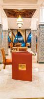 een kamer met een tafel en stoelen en een podium bij Élégance au Centre de Salé Rabat - Confort et Proximité des Sites Touristiques in Sale