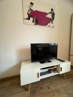Televízia a/alebo spoločenská miestnosť v ubytovaní Apartament Akali Centrum -Parking