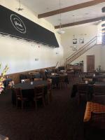 una sala da pranzo con tavoli e sedie di Days Inn by Wyndham Hutchinson a Hutchinson