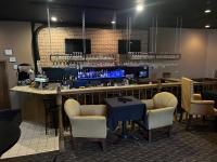 un bar con sedie e un tavolo blu in un ristorante di Days Inn by Wyndham Hutchinson a Hutchinson