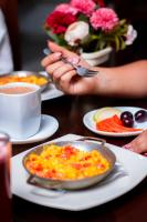 een persoon aan een tafel met borden eten bij Fontana Plaza Hotel in Villa de Leyva