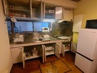 ファミリー仲良しグループ向け一棟貸切の宿ともだちハウスにあるキッチンまたは簡易キッチン