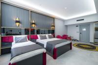 Postel nebo postele na pokoji v ubytování 216 Prestige Hotel