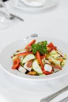 ネルスプロイトにあるPoint R40 Lodge - Conference, Self Catering & Spaのテーブルの上に野菜が添えられた料理の皿