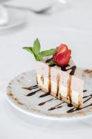 ネルスプロイトにあるPoint R40 Lodge - Conference, Self Catering & Spaの一皿にイチゴを入れたチーズケーキ