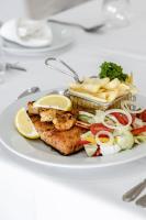 ネルスプロイトにあるPoint R40 Lodge - Conference, Self Catering & Spaの魚野菜盛り合わせ