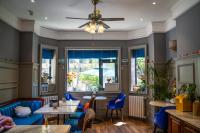 um restaurante com cadeiras e mesas azuis e uma janela em Qingdao Badaguan Jingli Villa Hotel em Qingdao