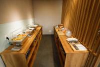 una línea de buffet en un restaurante con muchos platos de comida en 사이공 트래블 라운지 Saigon Travel Lounge, en Ho Chi Minh