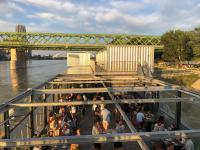Sundeck botel - party boat vendégei