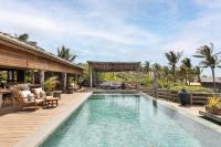 uma piscina com um deque e uma casa em Filha Da Lua Ecolodge em Pipa