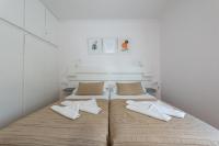 A bed or beds in a room at Apartamento Azahara