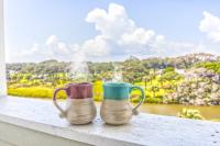 zwei Kaffeetassen auf einem Fensterbrett mit Aussicht in der Unterkunft ONE More Sandy Day - 2BR 2BA Beach Condo, Sleeps 6 in Myrtle Beach