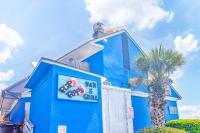 ein blaues Gebäude mit einem Schild für eine Bar und einen Grill in der Unterkunft ONE More Sandy Day - 2BR 2BA Beach Condo, Sleeps 6 in Myrtle Beach