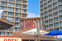 ein Gebäude mit einem Schild, das Meerestiere an der Strandbar liest in der Unterkunft ONE More Sandy Day - 2BR 2BA Beach Condo, Sleeps 6 in Myrtle Beach