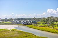 Blick auf einen Fluss mit Häusern im Hintergrund in der Unterkunft ONE More Sandy Day - 2BR 2BA Beach Condo, Sleeps 6 in Myrtle Beach