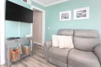 TV&#47;Unterhaltungsangebot in der Unterkunft ONE More Sandy Day - 2BR 2BA Beach Condo, Sleeps 6