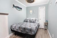Ein Bett oder Betten in einem Zimmer der Unterkunft ONE More Sandy Day - 2BR 2BA Beach Condo, Sleeps 6