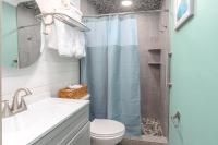 Ein Badezimmer in der Unterkunft ONE More Sandy Day - 2BR 2BA Beach Condo, Sleeps 6