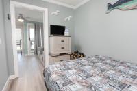 Ein Bett oder Betten in einem Zimmer der Unterkunft ONE More Sandy Day - 2BR 2BA Beach Condo, Sleeps 6