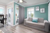 Ein Sitzbereich in der Unterkunft ONE More Sandy Day - 2BR 2BA Beach Condo, Sleeps 6