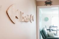 Ein Sitzbereich in der Unterkunft ONE More Sandy Day - 2BR 2BA Beach Condo, Sleeps 6