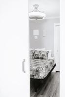 Ein Bett oder Betten in einem Zimmer der Unterkunft ONE More Sandy Day - 2BR 2BA Beach Condo, Sleeps 6