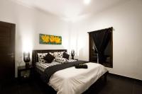 Black & White Cottages thumbnail 9