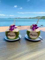 Dois abacates estão sobre pratos em uma mesa. em Prana Resort Nandana em Bangrak Beach