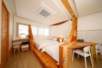 Ein Bett oder Betten in einem Zimmer der Unterkunft Hanok stay Mokhyang